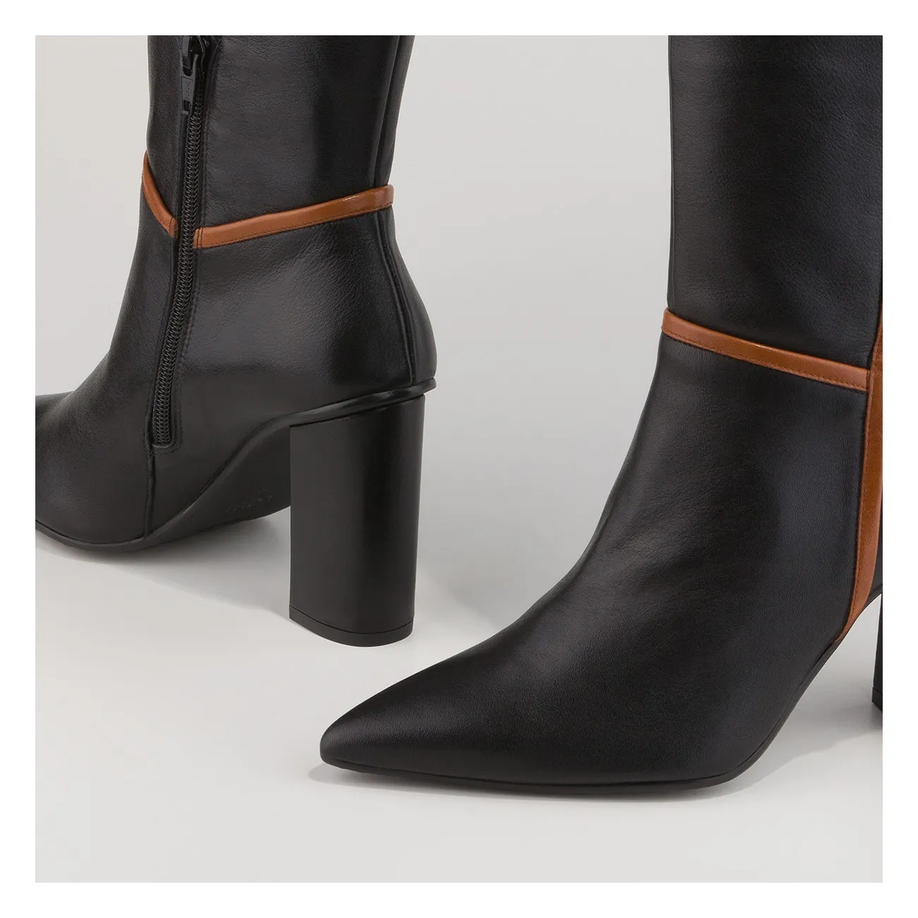 Bottes Saeta en cuir de couleur noire et à talon carré  | LODI Chaussures de femme en ligne.