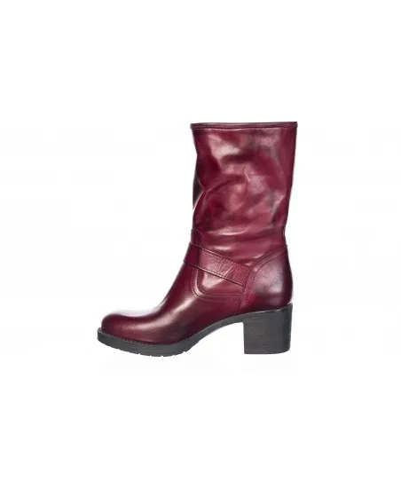 bottine sur une découpe en cuir bordeaux, couleur phare de cet automme - hiver pour illuminer votre féminité.