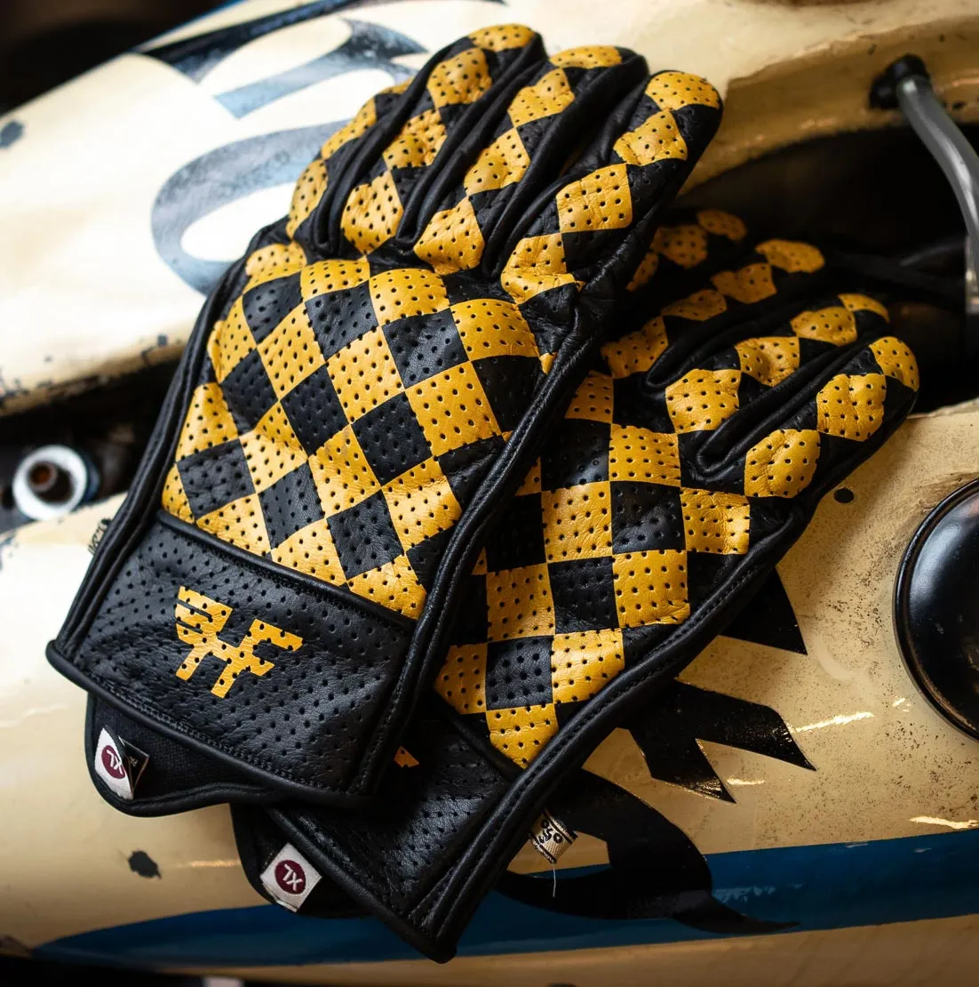 Gants Holyfreedom Bullit jaune, gant cafe racer à damier, coqué