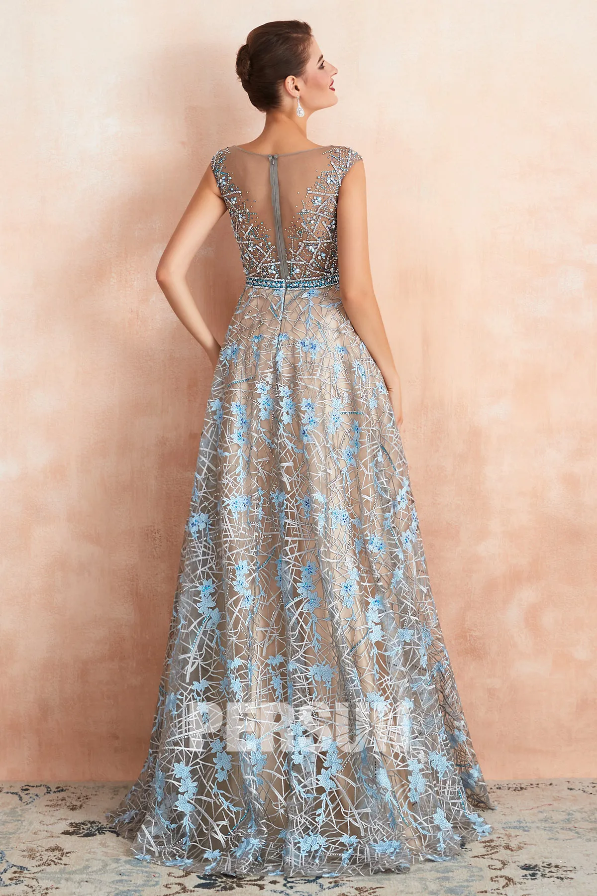 Magnifique robe de cérémonie dentelle bleu argenté taille transparent appliqué