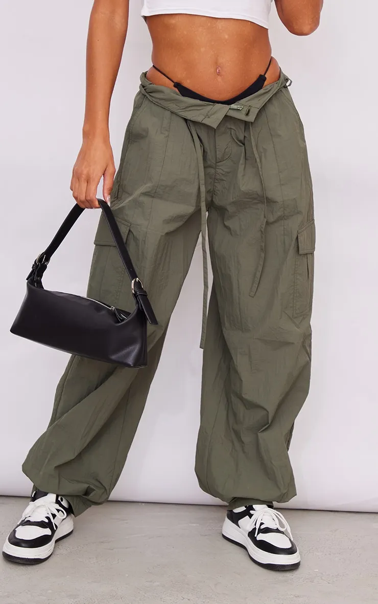 Pantalon cargo style parachute oversize en nylon kaki