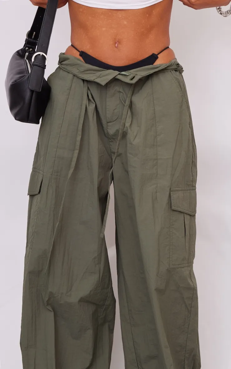 Pantalon cargo style parachute oversize en nylon kaki