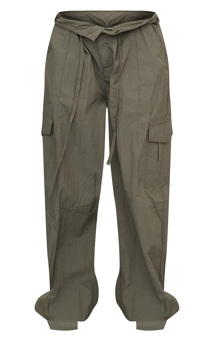 Pantalon cargo style parachute oversize en nylon kaki