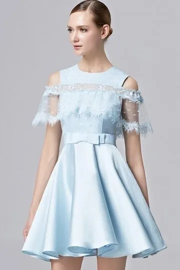 Robe de cérémonie bleu pastel avec cape