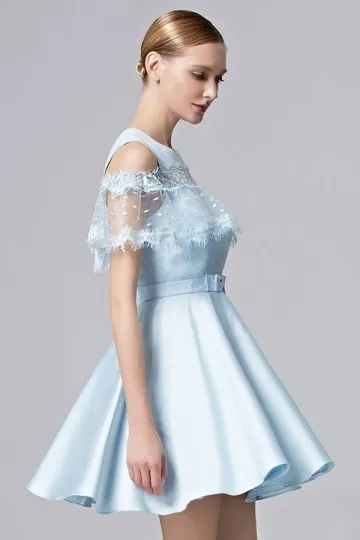 Robe de cérémonie bleu pastel avec cape