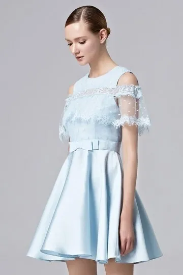 Robe de cérémonie bleu pastel avec cape