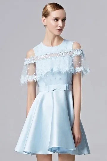 Robe de cérémonie bleu pastel avec cape