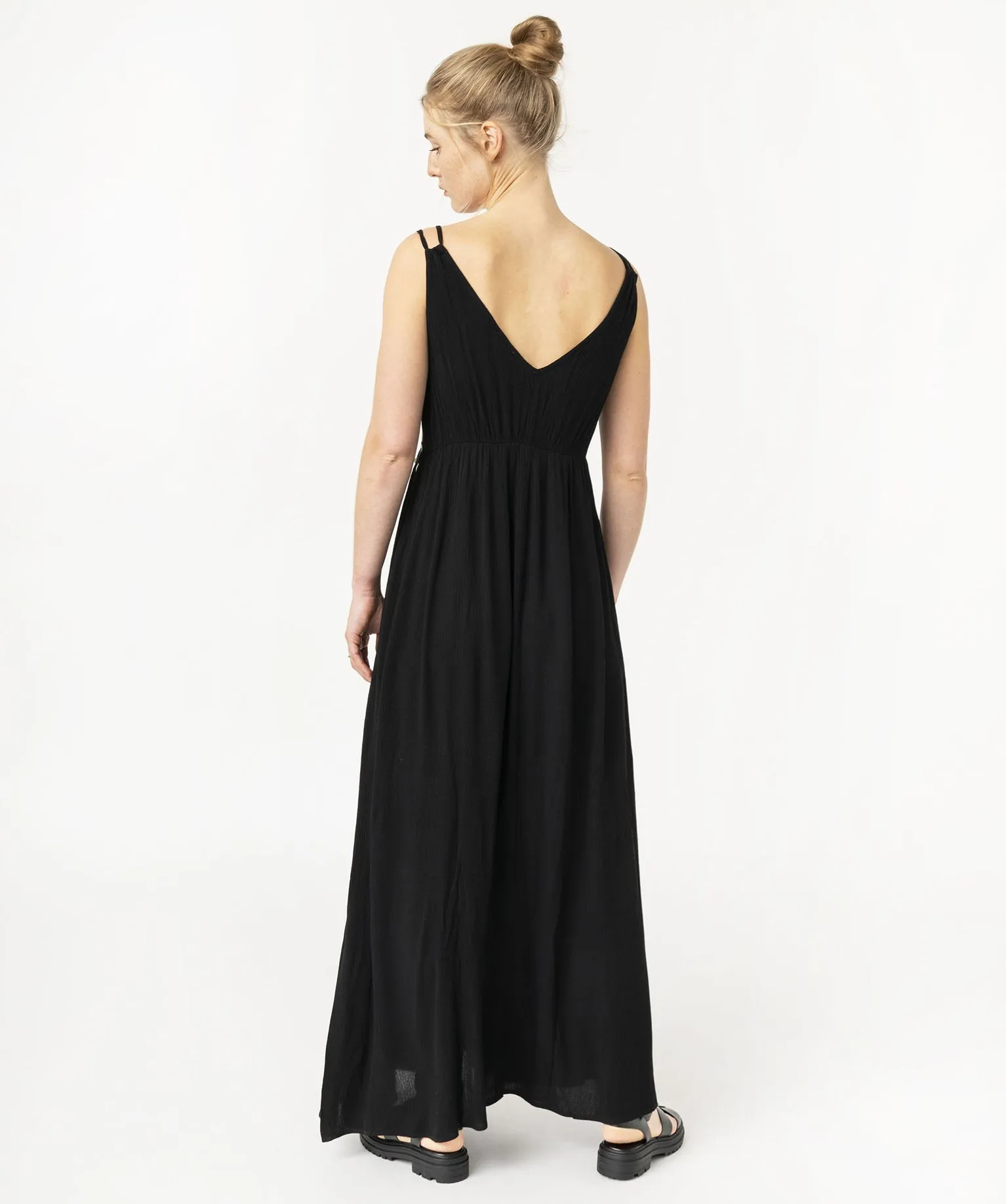 robe longue a fines bretelles avec broderies et perles femme noir robes