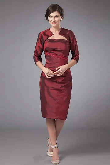 Robe rouge bordeaux pour cérémonie de mariage embellie de dentelle