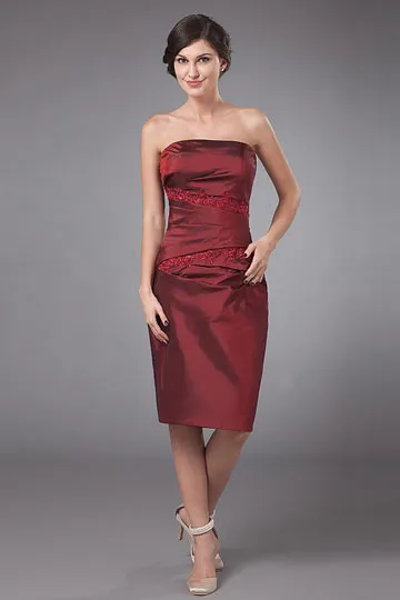 Robe rouge bordeaux pour cérémonie de mariage embellie de dentelle