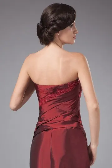 Robe rouge bordeaux pour cérémonie de mariage embellie de dentelle