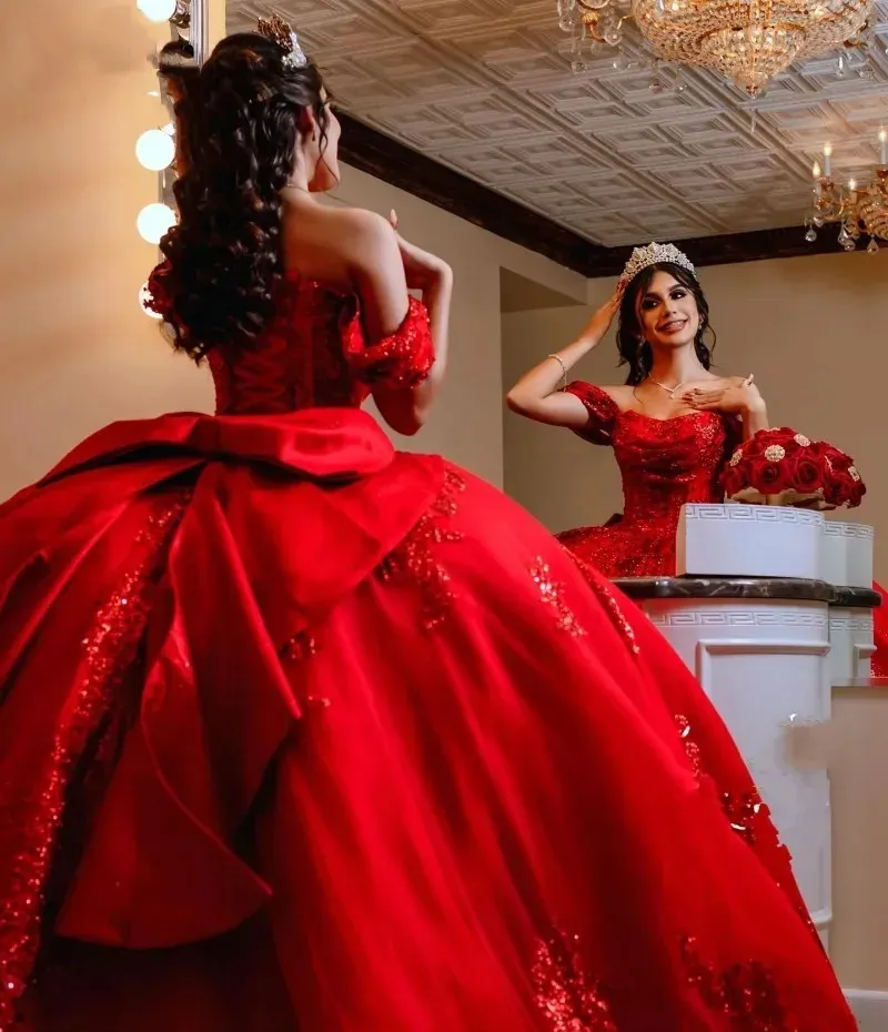 Robes De 15 Quinceanera Rouge Doré, Épaules Dénudées, Paillettes, Grande Taille, Manches Courtes, Nœud Princesse, 2024 Du 188,91