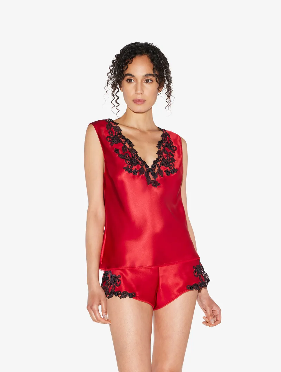 Top en satin de soie rouge avec broderie en guipure «frastaglio»