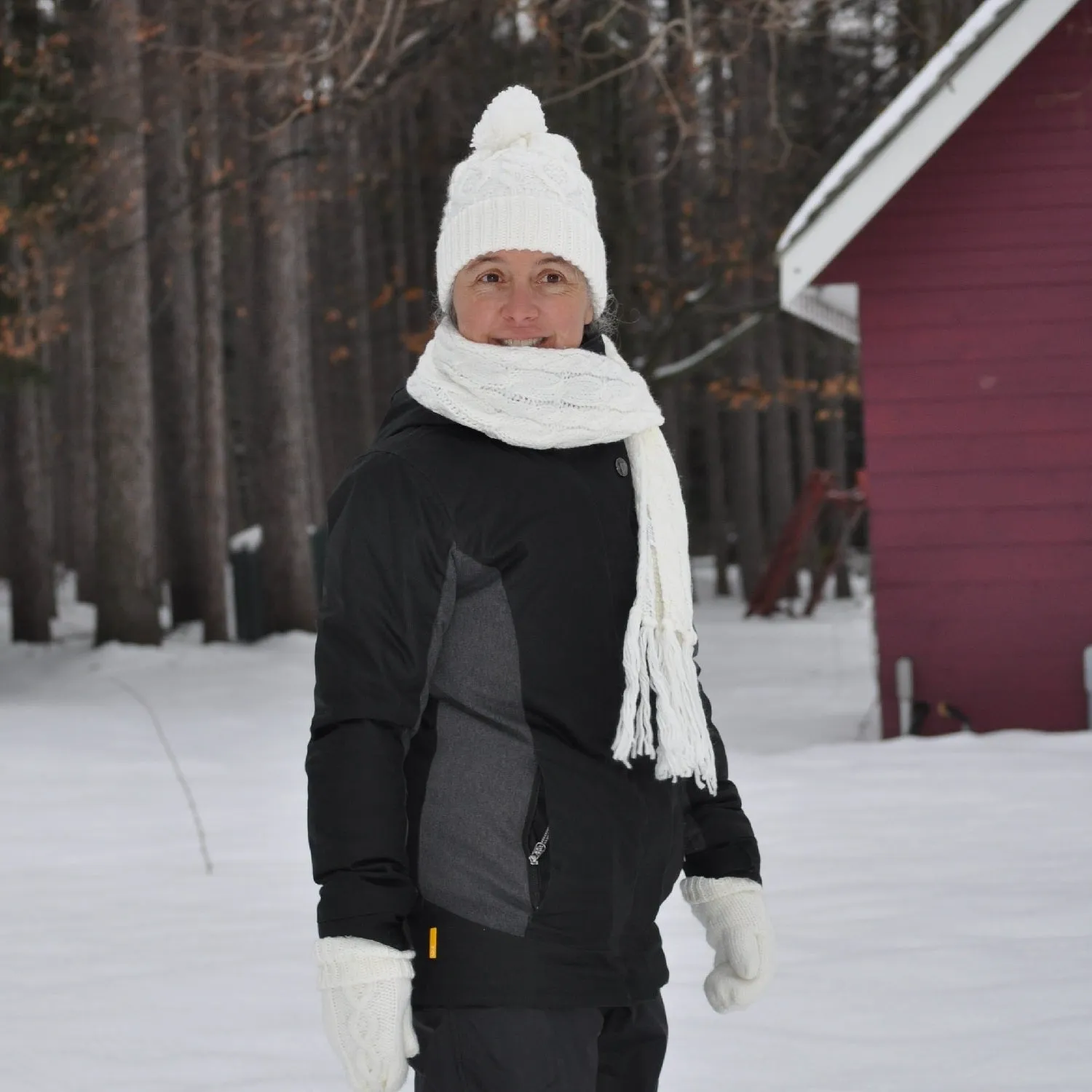 Tuque en tricot câble avec pompon