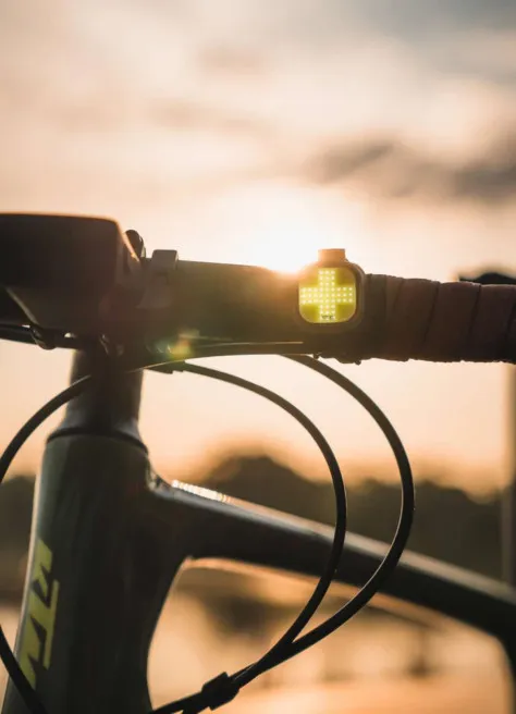 Éclairage avant Blinder Mini - Knog | JE SUIS À VÉLO